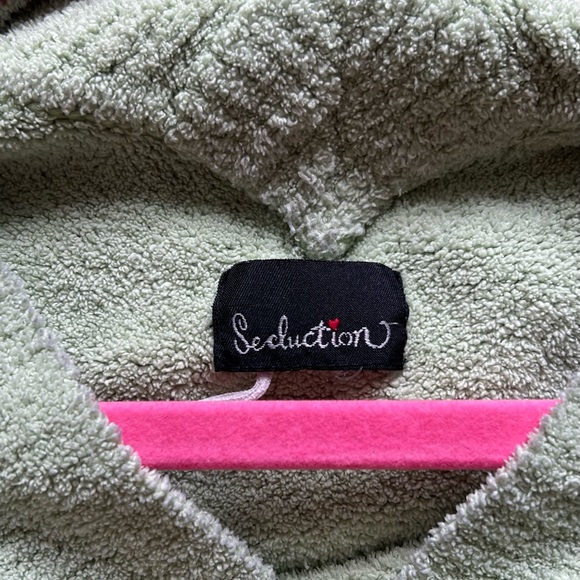 fuzzy green v-neck sweater - Picture 3 of 3